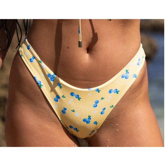 NWT Sunbleached Sky Bottom Capri Floral Print Bikini Bottoms Size Medium - Picture 1 of 4